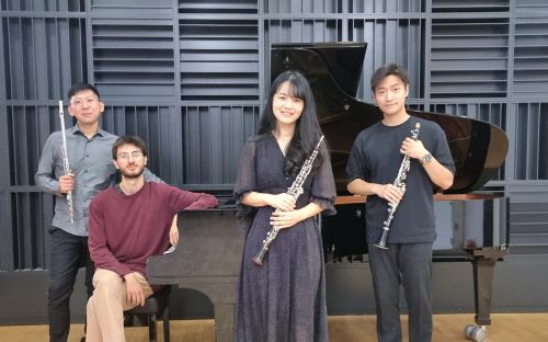 02_10_PianoPodiumExtra