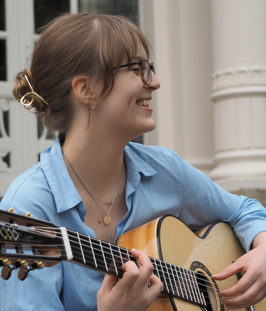 Terezie Janderková mit einer Gitarre