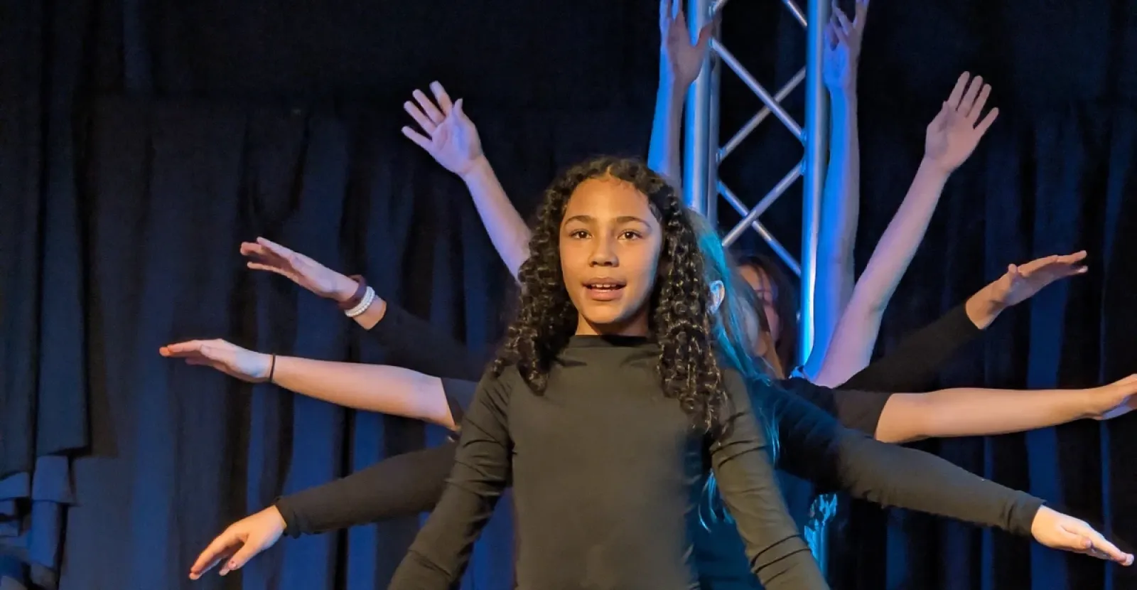 Teinehmer:innen an einem Tanztheaterworkshop